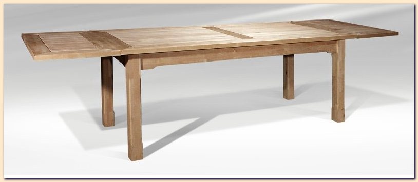 La table en bois. Le meubles bon march de la cuisine. La vente et la livraison